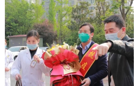 曾普華醫(yī)生抗疫歸來14天后走出隔離區(qū)：先來看看我的病人們！