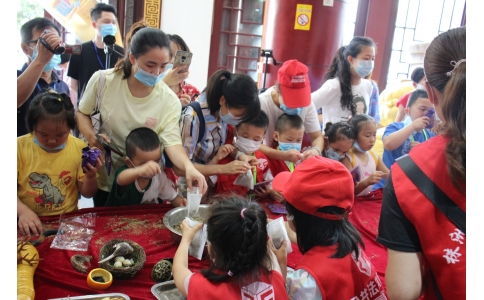 20余名小記者齊聚漢方神農(nóng)中醫(yī)館，探秘端午民俗里的中醫(yī)藥文化！